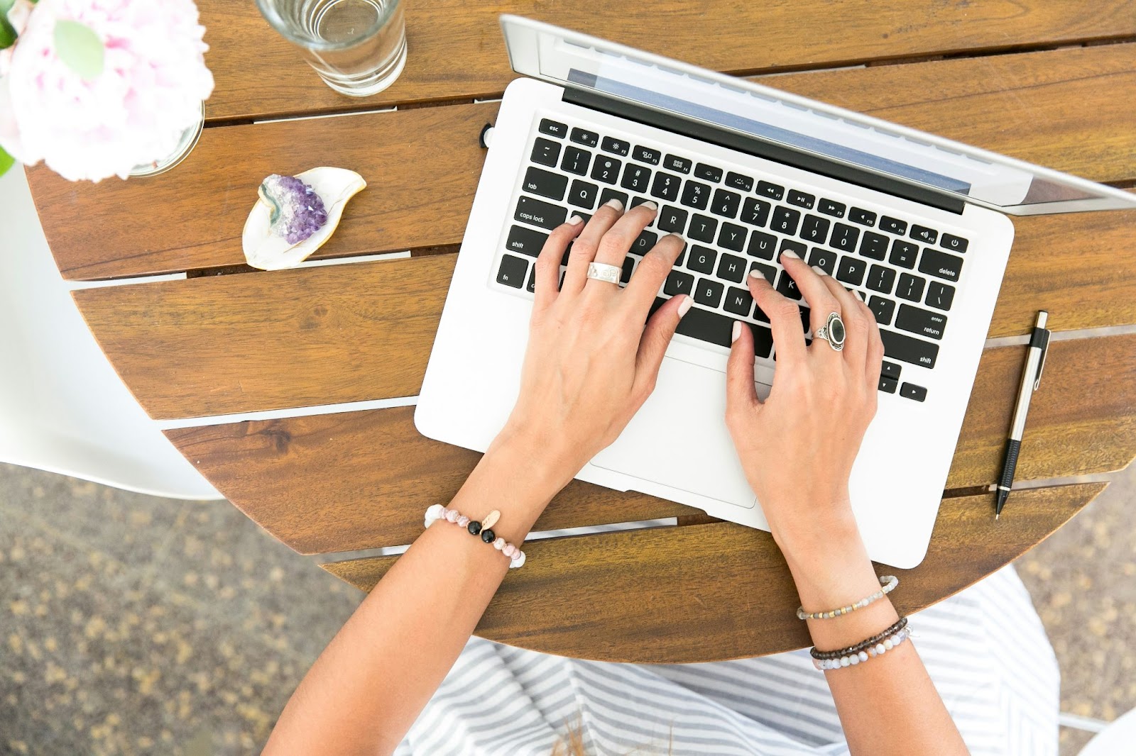 Person, die einen Laptop benutzt, der von oben zu sehen ist